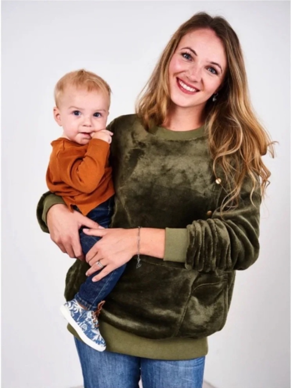 Latched Mama Cozy Up Velour Nursing Pullover L Olive Green